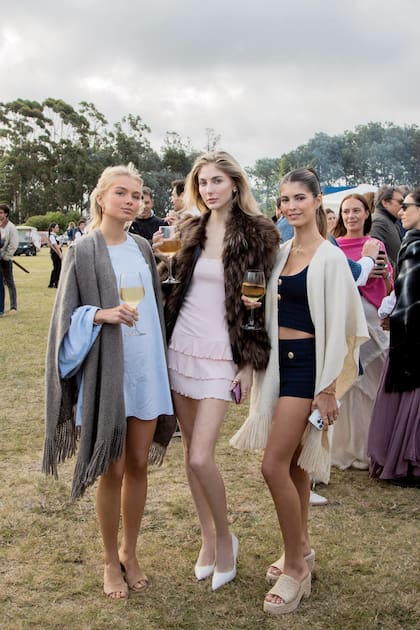 Las beauties pusieron actitud al frío y desfilaron sus mejores looks con vestidos cortos y minis que accesorizaron con abrigadísimas ruanas y chalecos de piel.