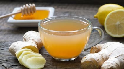 Las bebidas calientes como el té de jengibre, miel y limón tienen propiedades antioxidantes que pueden ayudar a la salud