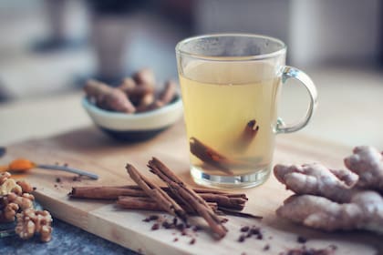 Las bebidas calientes endulzadas con miel pueden ayudar a reducir los síntomas del dolor de garganta