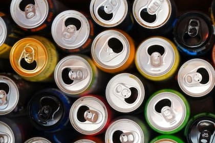 Las bebidas energizantes contienen cafeína y taurina junto con otros ingredientes guaraná y ginseng