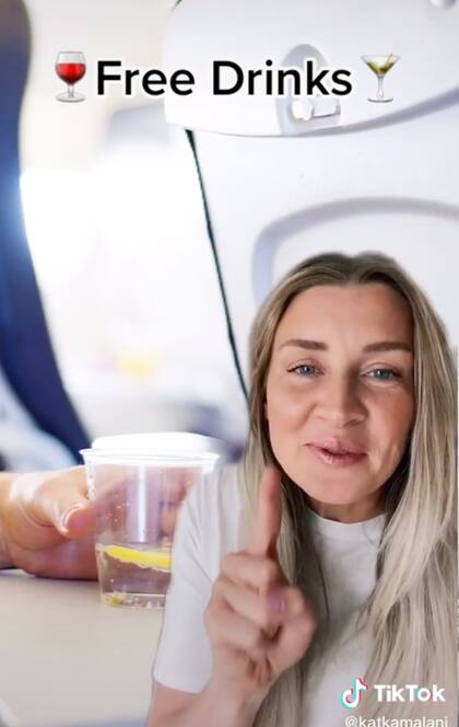 Las bebidas pueden ser gratis si tratas amablemente a las azafatas