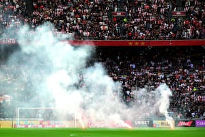 Perdían 3-0 el clásico y los fanáticos no soportaron la goleada: bengalas destrozos y suspensión