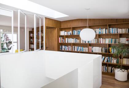 Las bibliotecas del descanso y del escritorio, diseños del Estudio, se hicieron en madera de palisandro.