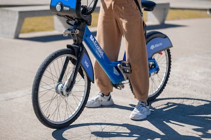 Las bicicletas fueron restauradas y pintadas de color azul que reemplazó al naranja