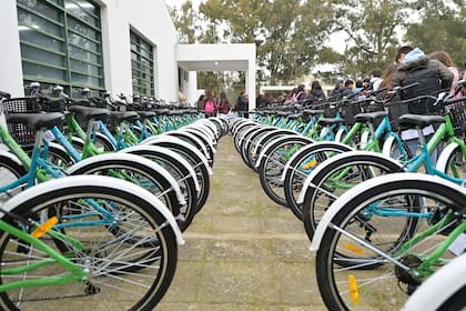 Las bicicletas se repartieron a jóvenes que participan de un programa de movilidad sustentable, en un distrito gobernado por la oposición.
