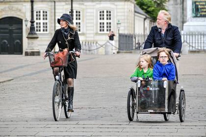 Las bicicletas son el principal medio de transporte, incluso con niños a bordo