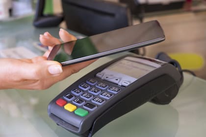 Las billeteras de Google y de Apple ya funcionan en la Argentina con algunos bancos; permiten usar el celular para hacer pagos sin contacto con la tarjeta de crédito, pero sin tener que usar el plástico