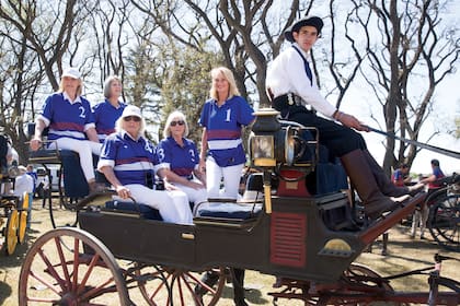 Las Blaquier en uno de los 18 carruajes de la Yunta de la Cruz, de Juan Gibelli y de Cristián Fernández Ocampo. Adelante está Marina, le siguen Dolores y Teresa, y atrás van Agustina y Julia Elena.