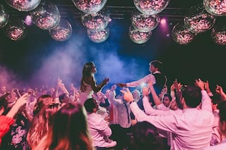 Los padres pierden protagonismo, con menos poder de decisión y un cupo limitado de invitados