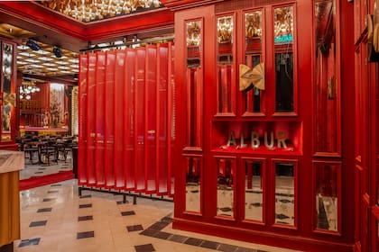 Las boiseries de la recepción se hicieron en el lugar y se laquearon en un colorado ladrillo que se preparó especialmente.