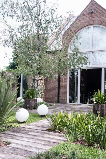 Las bolas de luz blancas se dispusieron para que la luz se duplicara en los espejos y así ahorrar energía.