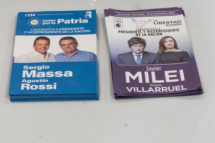 Las boletas de Sergio Massa y Javier Milei, en una escuela de votación