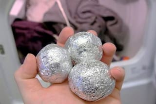 Bolitas de aluminio en el lavarropas: para qué sirven y por qué recomiendan usarlas
