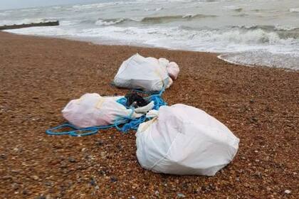 Las bolsas con cocaína aparecieron en dos cargamentos separados, uno en la playa de Hastings, y la otra en New Haven, ambas en la costa del Canal de la Mancha
