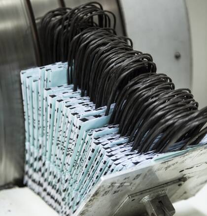 Las bolsas salen de las máquinas, plegadas y listas
para embalar.