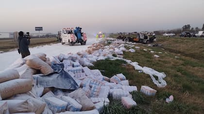 Corte en la autopista Rosario- Buenos Aires: choque de camiones dejó la ruta con 30 toneladas de harina - Image 1