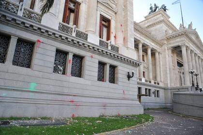 Las bombas de pintura no impactaron solo junto al despacho de Cristina Kirchner sino también en otros sectores de esa misma pared, donde funcionan otras oficinas