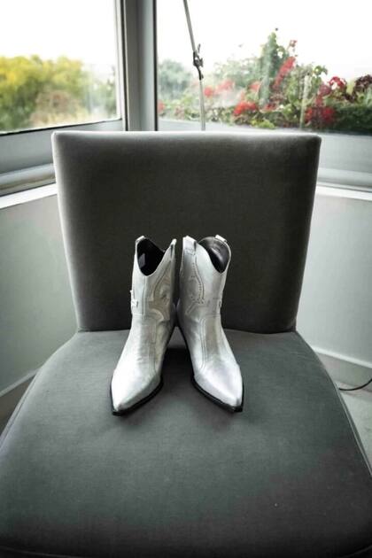 Las botas tejanas plateadas que usó Taína con su segundo look de la noche