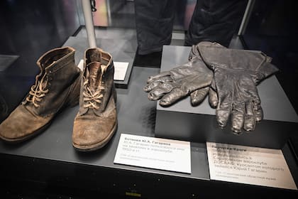 Las botas y guantes del cosmonauta soviético Yuri Gagarin, que usó durante sus clases en un aeroclub, se exhiben en el Museo de Cosmonáutica de Moscú