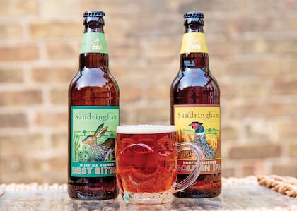 Las botellas de Best Bitter y Golden IPA producidas en Sandringham.