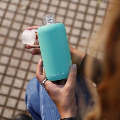 Las botellas de Liveslow son reutilizables, de vidrio y silicona sin BPA.