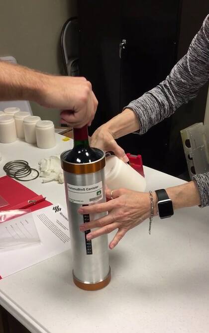 Las botellas de vino se conservaron en tubos de metal para evitar que se rompan