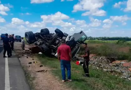 Las botellas quedaron derramadas sobre la banquina y el terreno lindante.