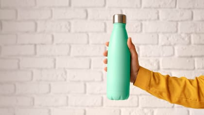 Las botellas reutilizables se deben lavar periódicamente (Foto: Freepik)