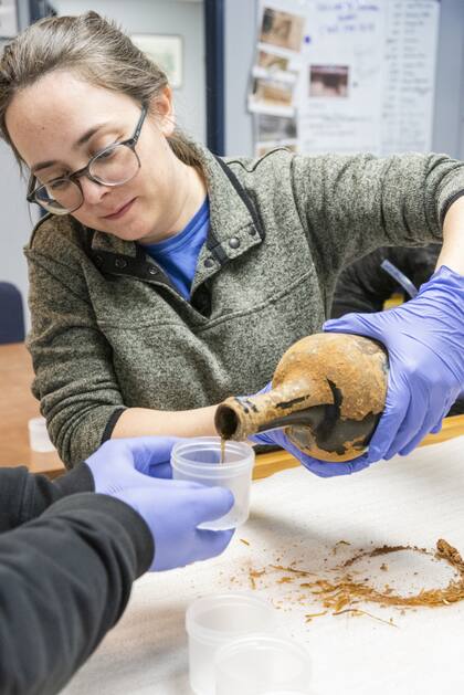 Las botellas serán expuestas en el museo y el líquido pasará por un examen científico