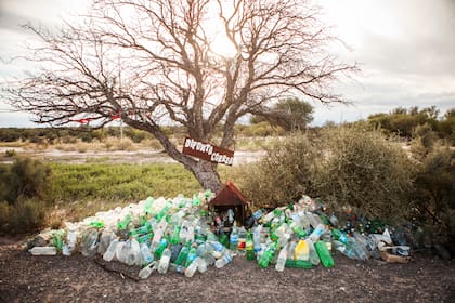 Las botellas vacías rodean un altar improvisado en la ruta 40, camino a Mendoza.