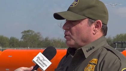 Las boyas flotantes cuentan con tecnología para prevenir el paso de inmigrantes por el Río Bravo, según el agente Banks (X/@CBP)