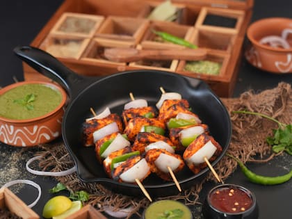 Las brochetas son una opción ideal para preparar en casa sin necesidad de tener conocimientos en gastronomía