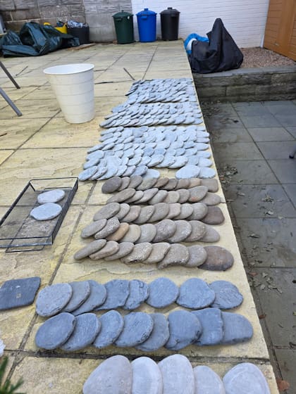 Las "buenas piedras", como él las llama, son de "base plana, sin bordes filosos"