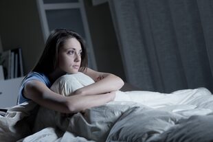 Las buenas prácticas de higiene del sueño, como acostarse y despertarse a la misma hora todos los días, como también evitar desde un rato antes el uso de las pantallas, pueden ayudar a disminuir los pensamientos negativos de la noche