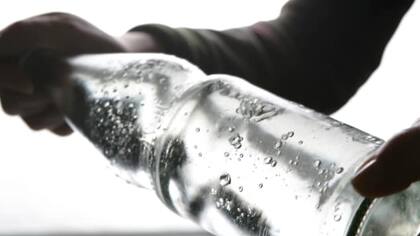 Las burbujas del agua con gas generan sensación de saciedad.