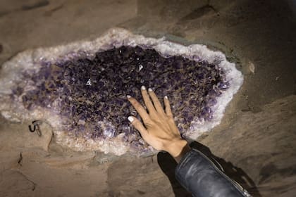 Las burbujas que contienen las piedras preciosas están dentro de los túneles.