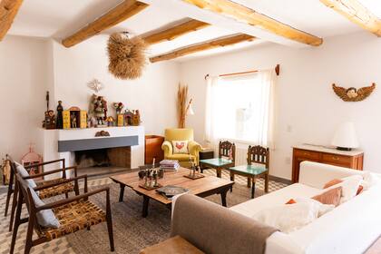 Las butacas con tiento son un diseño de Usos, la recordada marca de Carlos Gronda y Arturo de Tezanos Pinto. Alfombra a medida de oveja (Ilaripuna).