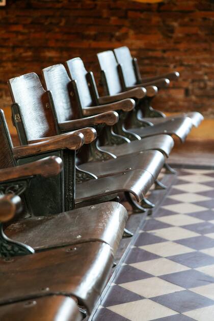 Las butacas restauradas del cine club.