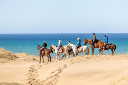 Las Cabalgatas Andora atraviesan campo, médanos y mar.