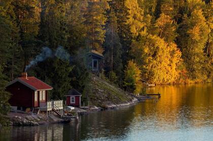Las cabañas en Finlandia, que se pueden contar de a miles, simbolizan las típicas vacaciones de los finlandeses, con sauna (se estima que hay 2 millones de saunas, en una población de 5,3), el lago y una barca a remos.