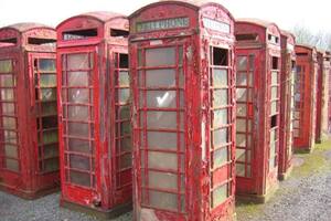 En fotos: el tenebroso cementerio de miles de cabinas telefónicas rojas