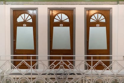 Las cabinas rodean la parte superior del spa de hombres. Sus divisiones tienen mármol de Carrara de 3 centímetros de grosor, el cual ya no se fabrica más (Foto: Tadeo Bourbon)