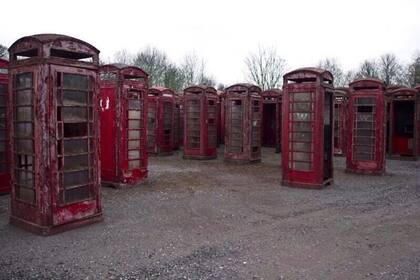Las cabinas telefónicas rojas adornadas con una llamativa corona se levantaban con orgullo en casi todas las esquinas del Reino Unido