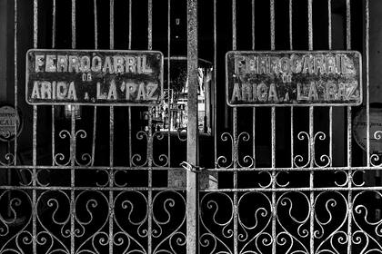 Las cadenas clausuran la estación Arica del Ferrocarril Arica-La Paz, creado para compensar a Bolivia tras la derrota.