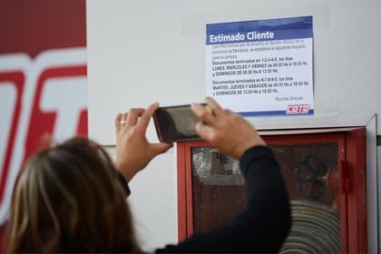 Las cadenas comerciales comienzan a advertir a los clientes de que no los dejarán entrar sin el DNI. Colocan carteles con la nueva disposición. Los comercios, si no cumplen con la medida, recibirán multas de 50.000 pesos.