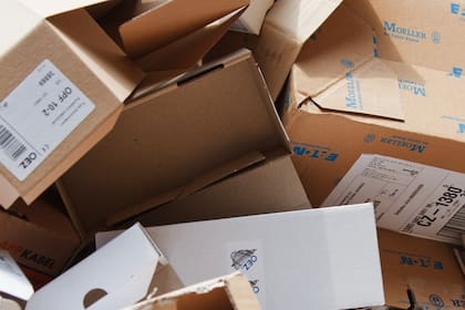 Las cajas de cartón que se encuentren vacías y sin uso, pueden transformarse en prácticos organizadores de escritorio