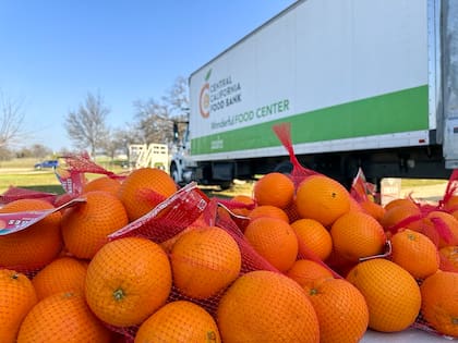 Las cajas de despensa tienen alimentos de la canasta básica que son entregados a la comunidad de California (Facebook/Central California Food Bank)