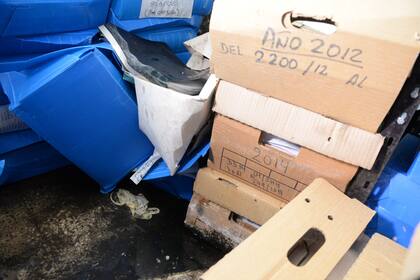 Las cajas mojadas contienen documentación de las áreas de Administración y Derechos Humanos.