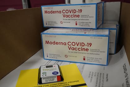 Las cajas que contienen la vacuna de Moderna contra el coronavirus están preparadas para ser enviadas al centro de distribución de McKesson el 20 de diciembre de 2020 en Olive Branch, Mississippi