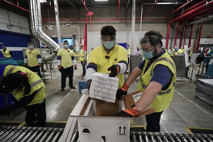 Las cajas que contienen la vacuna de Pfizer y BioNTech contra el coronavirus están preparadas para ser enviadas en la planta de fabricación de Pfizer Global Supply Kalamazoo el 13 de diciembre de 2020 en Portage, Michigan